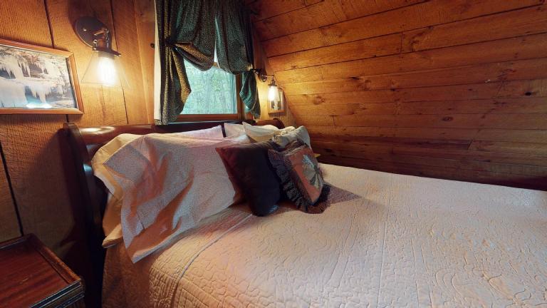 Hocking Hills Cabins Anniversary bedroom