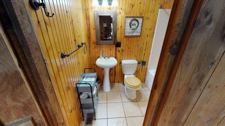 Hocking Hills Cabins Honeymoon bathroom