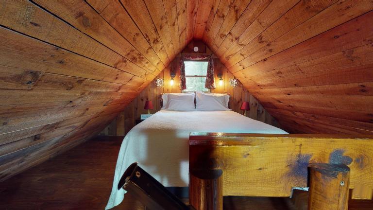 Hocking Hills Cabins Honeymoon bedroom