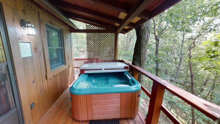 Hocking Hills Cabins Honeymoon hot tub