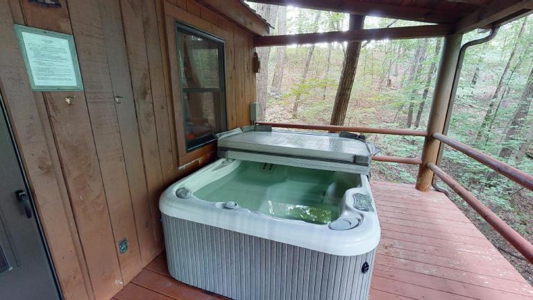 Hocking Hills Cabins Sweet Seclusion hot tub